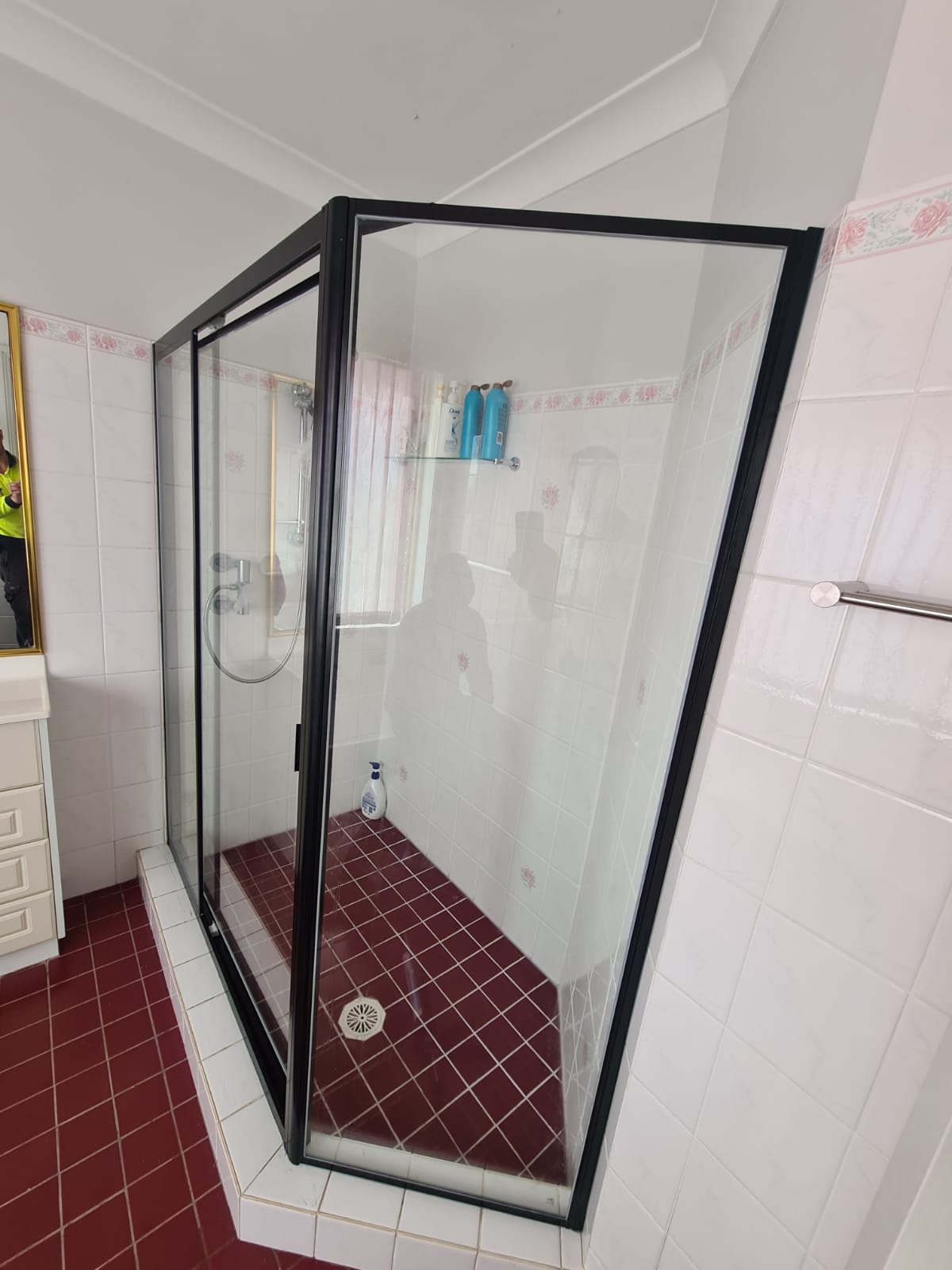 diamond-fully-framed-pivot-door-matt-black-shower-screen-1